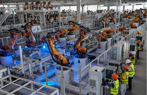 恒大最牛基地火了 2545個‘鋼鐵俠’震撼造車生產(chǎn)